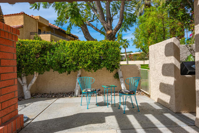 2345 S Cherokee Way, Palm Springs CA: https://media.crmls.org/mediaz/1da902d3-75b6-4115-8ad5-b0344977acb8.jpg