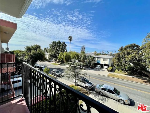 1111 11th Street, Santa Monica CA: https://media.crmls.org/mediaz/1da99b63-01a4-4440-b23a-429306bd5fb9.jpg