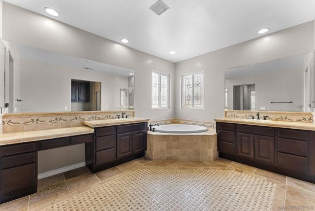 5527 Alexandrine Ct, Oceanside CA: https://media.crmls.org/mediaz/1daa180b-3e45-496d-9cd4-feddb0ae5689.jpg