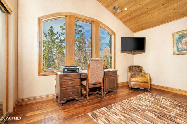 32310 Hummingbird Court, Running Springs CA: https://media.crmls.org/mediaz/1daa2977-893e-4c36-b763-162a13bf7f0c.jpg