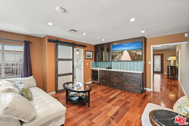 5324 Irvine Avenue, Valley Village CA: https://media.crmls.org/mediaz/1daa5f5a-a03f-4961-b306-d71e92334193.jpg