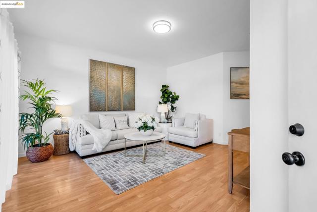 2912 Flint St, Union City CA: https://media.crmls.org/mediaz/1daacaec-96fa-496f-94a0-a67ccf6390e0.jpg