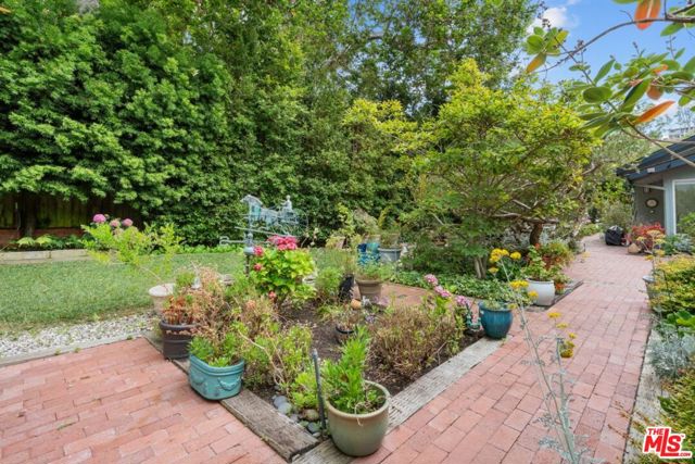 30604 Sicomoro Drive, Malibu CA: https://media.crmls.org/mediaz/1dab22cf-2c45-4a1b-bf5a-2f4ef39e74fc.jpg
