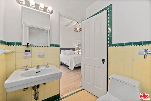 22416 Pacific Coast Highway, Malibu CA: https://media.crmls.org/mediaz/1dabb757-f7c7-44fd-94f3-b9209fd49ca9.jpg
