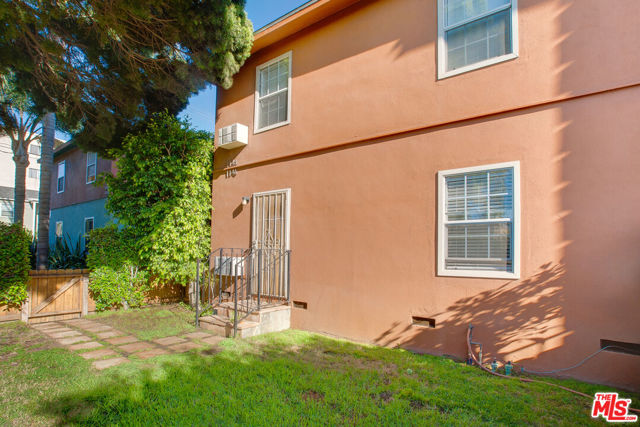 1146 Venice Boulevard, Venice CA: https://media.crmls.org/mediaz/1dabbd62-7d03-421a-9e60-440d154ca121.jpg