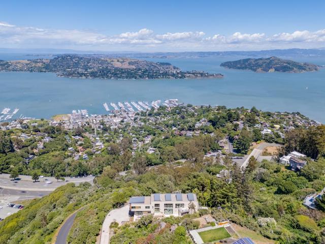3 Wolfback Ridge Road, Sausalito CA: https://media.crmls.org/mediaz/1dac5833-0a97-421b-ac58-a5faeea6fb0a.jpg