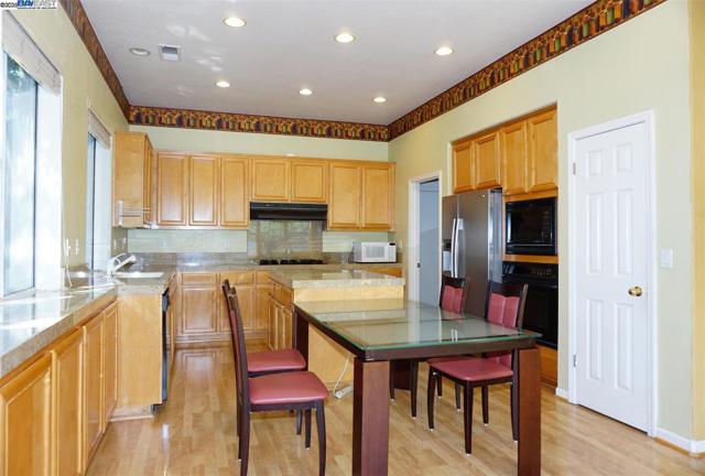 30278 Willowbrook Rd, Hayward CA: https://media.crmls.org/mediaz/1dac7a4b-ee9e-41a4-8ce7-1b7175bb5d36.jpg