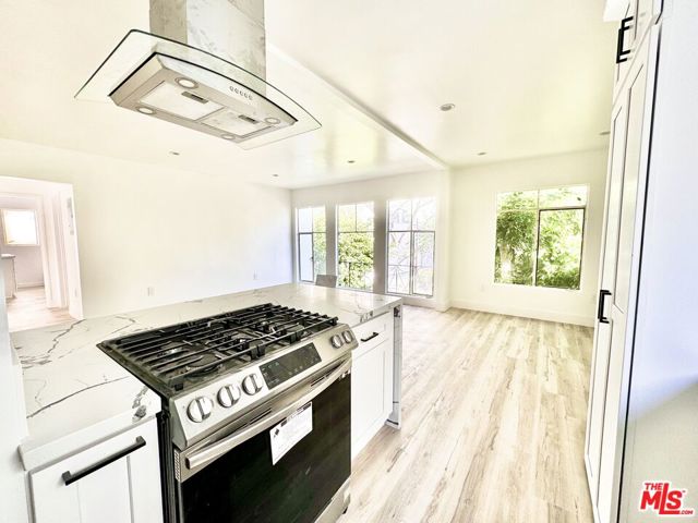 121 S Crescent Drive, Beverly Hills CA: https://media.crmls.org/mediaz/1dace923-e56b-4071-83bf-1a179a483eaa.jpg