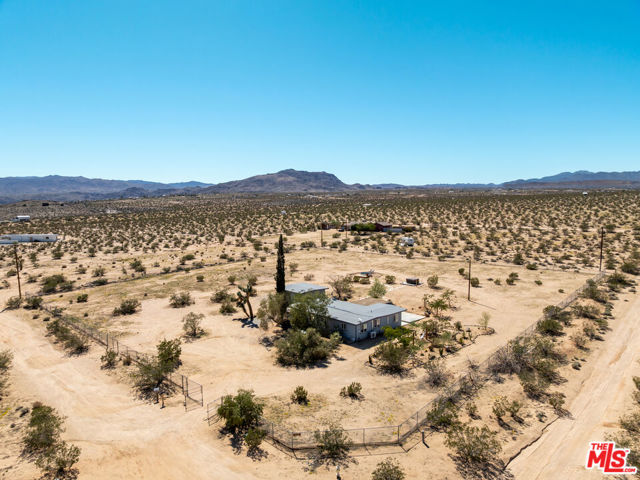 2724 Stonehill Avenue, Joshua Tree CA: https://media.crmls.org/mediaz/1dadaf27-4e59-4290-b879-ae000814f93f.jpg