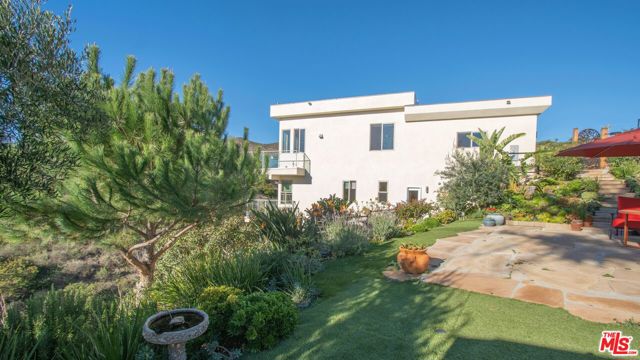 5787 Calpine Drive, Malibu CA: https://media.crmls.org/mediaz/1dade260-17d5-469b-81d4-5150d9c479fa.jpg
