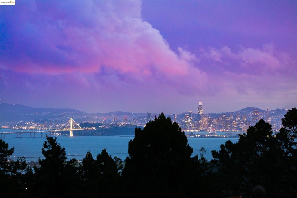 https://media.crmls.org/mediaz/1daf9813-e460-4075-9565-7b31c0a4cf9f.jpg?preset=X-Large