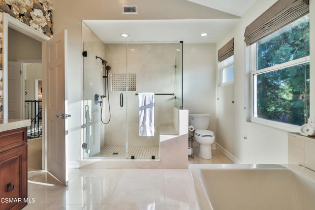 2328 Otono Circle, Thousand Oaks CA: https://media.crmls.org/mediaz/1db05c37-1e67-4622-b52f-6bc95b61ca7a.jpg