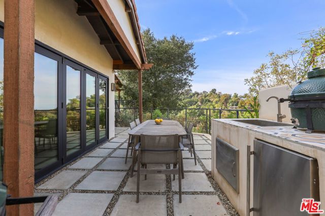 2835 Oak Point Drive, Los Angeles CA: https://media.crmls.org/mediaz/1db10be6-e7ea-4f50-90cb-1f22cc0227d0.jpg