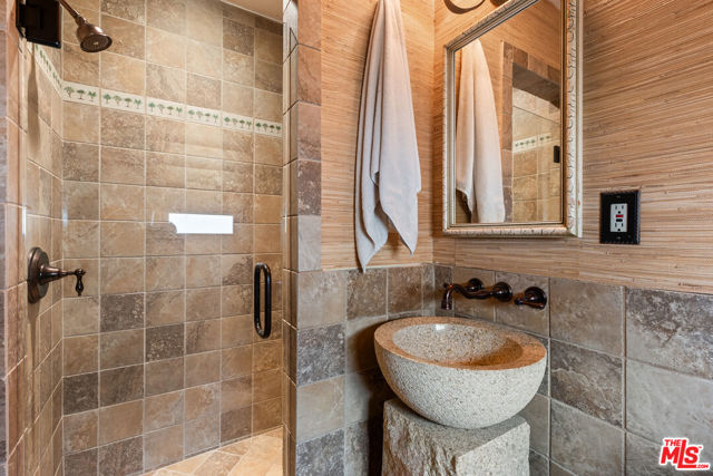 7132 Kentwood Avenue, Los Angeles CA: https://media.crmls.org/mediaz/1db2de94-8d16-442b-b06f-567361fe8619.jpg