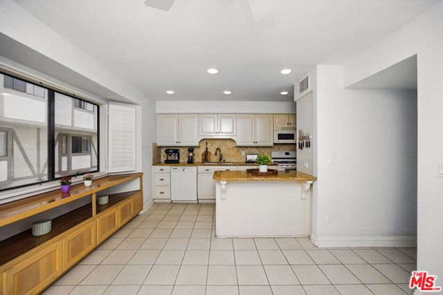 10229 Variel Avenue, Chatsworth CA: https://media.crmls.org/mediaz/1db30fe2-3e07-431a-b3cf-8789e3c26e2d.jpg