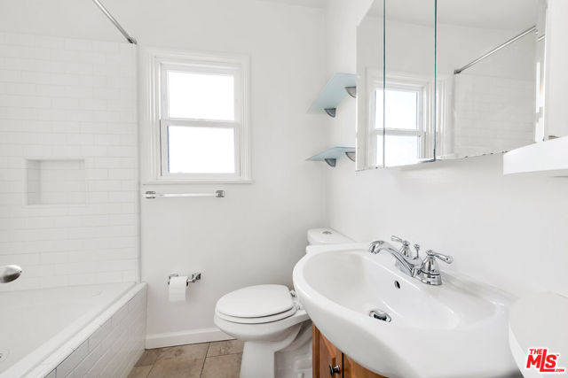 139 N Harper Avenue, Los Angeles CA: https://media.crmls.org/mediaz/1db32fff-92e8-48f2-827e-a1600f3a8cef.jpg