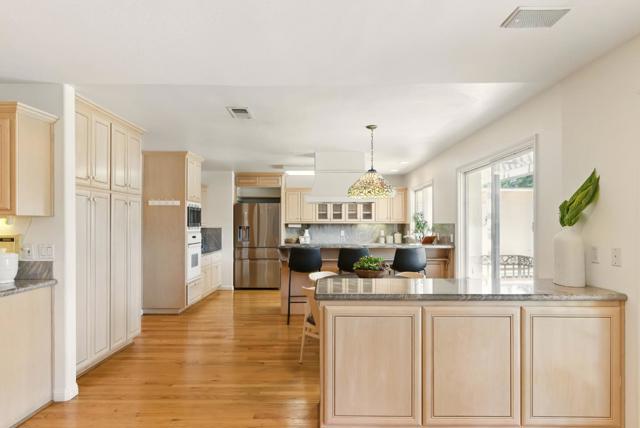 41 Regent Place, Palo Alto CA: https://media.crmls.org/mediaz/1db3f1d9-1a22-463c-a77e-34e80182900f.jpg