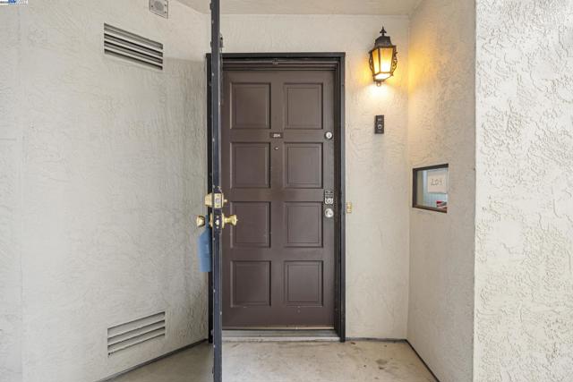 21071 Gary Dr, Hayward CA: https://media.crmls.org/mediaz/1db41a02-ea44-4ceb-a57f-60829ef509cb.jpg