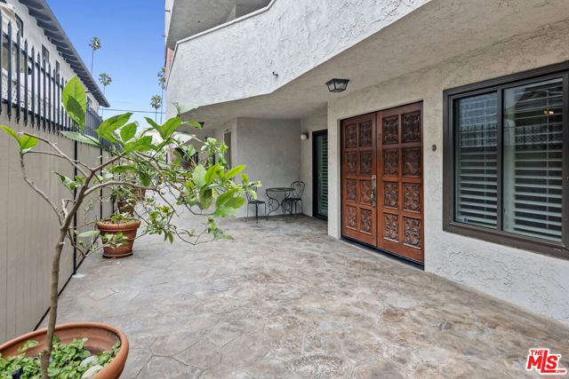 1011 5th Street, Santa Monica CA: https://media.crmls.org/mediaz/1db4b107-ecdd-487c-ae02-83a6870fe324.jpg