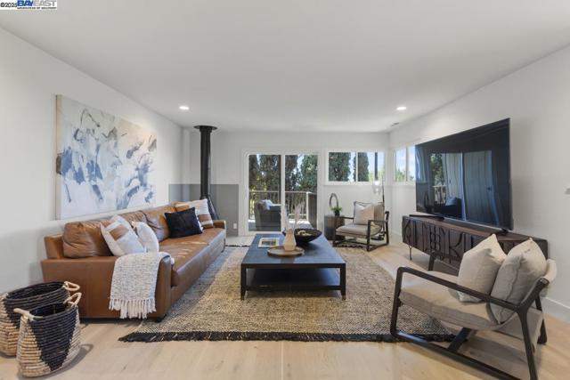 10336 Greenview Dr, Oakland CA: https://media.crmls.org/mediaz/1db4e2fb-7ee8-4a1e-841c-42bcc66cc7bb.jpg