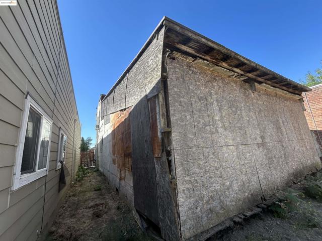 39 Main St, Isleton CA: https://media.crmls.org/mediaz/1db63439-7384-416a-a6ac-d2af40e63559.jpg
