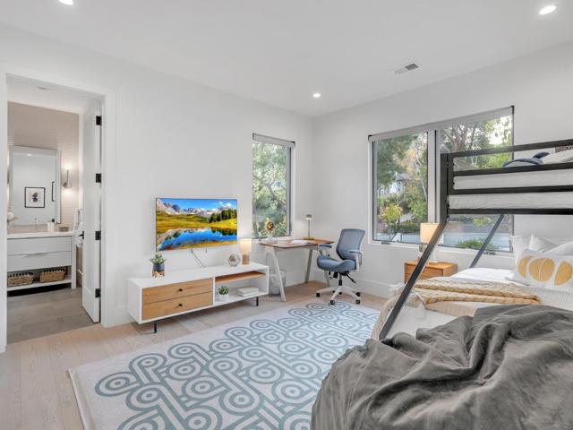60 Glengarry Way, Hillsborough CA: https://media.crmls.org/mediaz/1db64372-5971-4f16-9b60-5f369f42c309.jpg