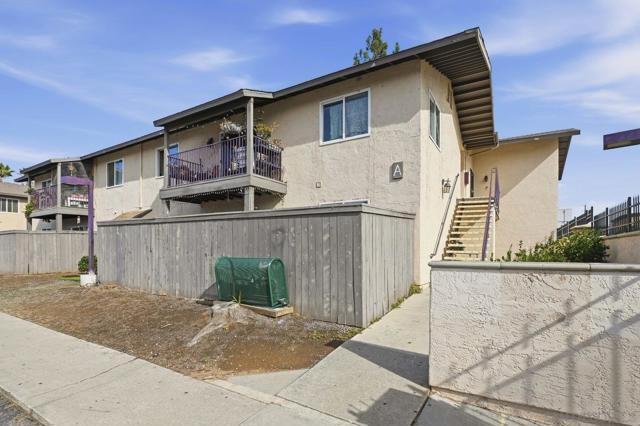 240 W Lincoln Ave, Escondido CA: https://media.crmls.org/mediaz/1db682c7-d993-4607-92ed-19beb4d6c959.jpg