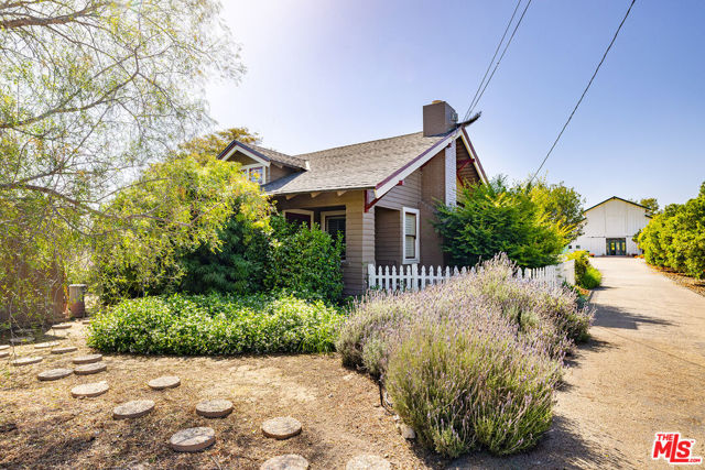 13721 W Telegraph Road, Santa Paula CA: https://media.crmls.org/mediaz/1db6b727-f0be-41ed-9ca8-1e3d0f490be8.jpg