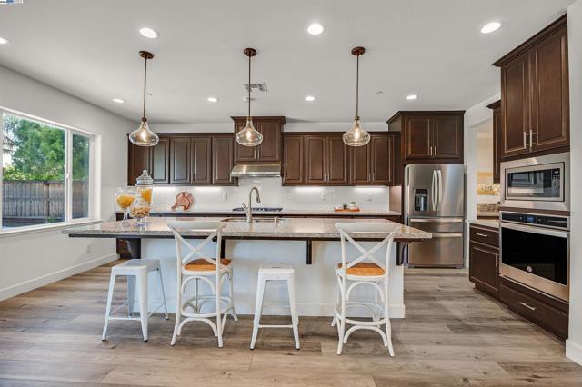 2288 Jessica Way, Tracy CA: https://media.crmls.org/mediaz/1db718cd-7f33-44d0-a9f3-94e88eba16ae.jpg