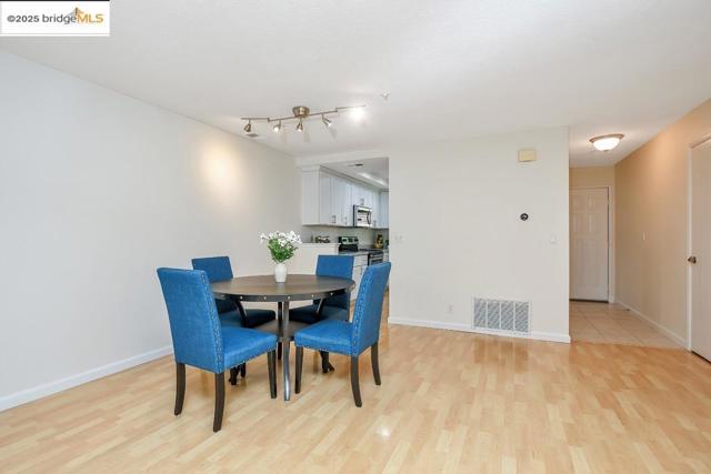 2587 Oak Rd, Walnut Creek CA: https://media.crmls.org/mediaz/1db7492f-e651-4e49-8f8b-2bc51e7d9595.jpg