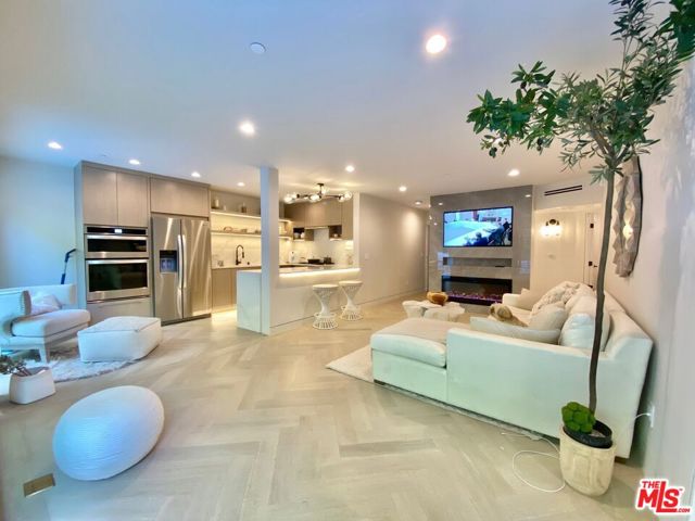 2805 3rd Street, Santa Monica CA: https://media.crmls.org/mediaz/1db833df-4d0c-44b5-acf7-3e8ff2803ef5.jpg