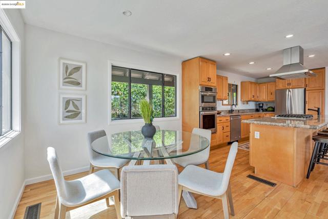 3336 Oak Ct, Lafayette CA: https://media.crmls.org/mediaz/1db8bcc8-fbb7-4a76-b5c1-5b7a6269914c.jpg