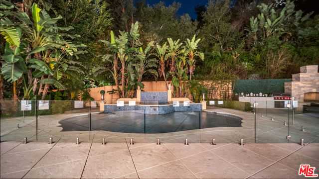 1447 San Ysidro Drive, Beverly Hills CA: https://media.crmls.org/mediaz/1db8db15-88a2-48d3-8123-a527441e5cf3.jpg