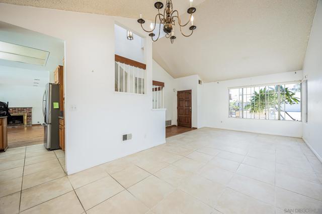 10129 E Glendon Cir, Santee CA: https://media.crmls.org/mediaz/1db917f5-6332-4b26-abe4-5a8673a69ad8.jpg