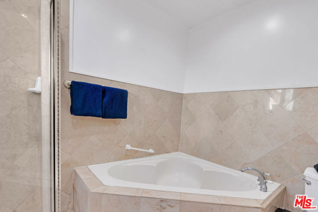 1131 S Swall Drive, Los Angeles CA: https://media.crmls.org/mediaz/1db9187e-1963-4f49-89fb-1dcfefb7f829.jpg