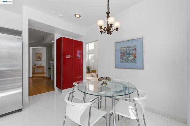 906 Vista Pointe Dr, San Ramon CA: https://media.crmls.org/mediaz/1db948af-aaaa-4c1e-97ae-41bed13db3a0.jpg