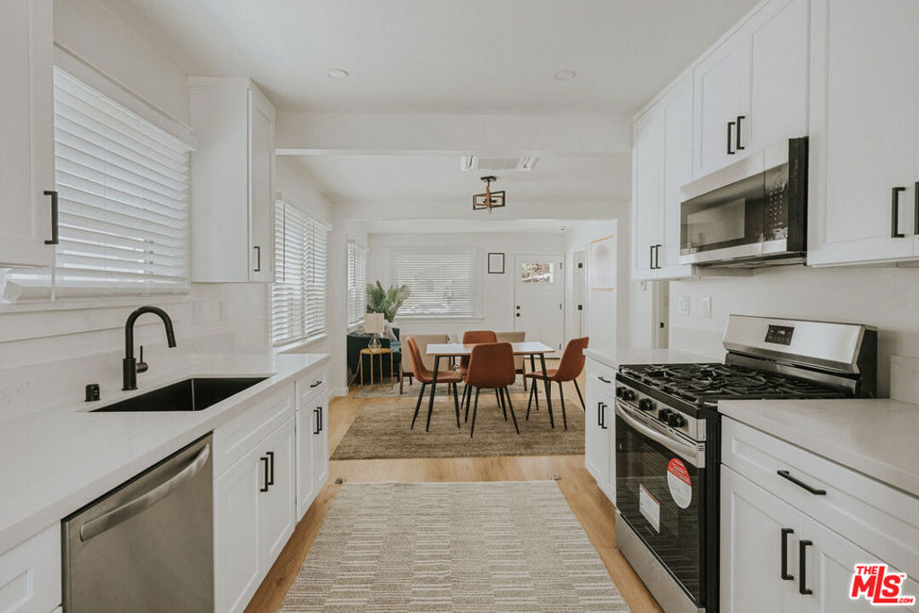 https://media.crmls.org/mediaz/1dba4b5c-f965-4514-ba8e-a1533d0c9e56.jpg?preset=X-Large