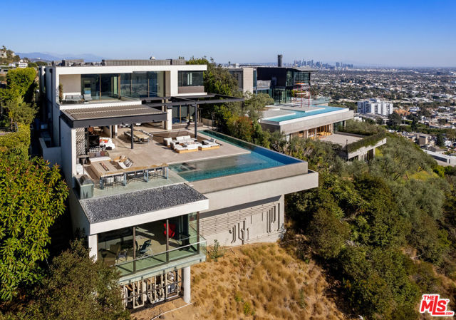 1305 Collingwood Place, Los Angeles CA: https://media.crmls.org/mediaz/1dba730f-69c6-4095-985d-1bd017e85d0d.jpg