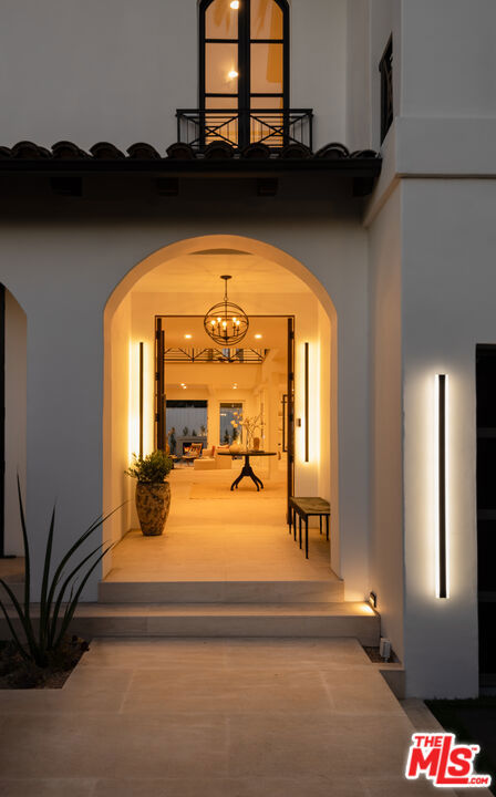 526 N Plymouth Boulevard, Los Angeles CA: https://media.crmls.org/mediaz/1dbc74d4-d6d4-42d9-b7bc-945bccb3b056.jpg