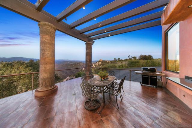 19210 Highland Hills Dr, Ramona CA: https://media.crmls.org/mediaz/1dbca1e0-6363-45b4-954e-611c3b2e2535.jpg