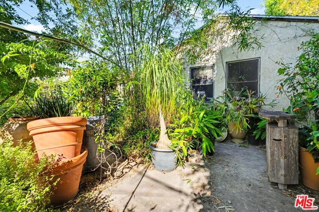 1314 Palms Boulevard, Venice CA: https://media.crmls.org/mediaz/1dbcae50-aef3-4c67-8297-f2b8cd1e1bcb.jpg