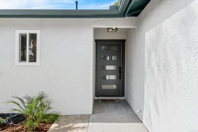 Detail Gallery Image 4 of 26 For 4947 Luna Dr, Oceanside,  CA 92057 - 3 Beds | 2 Baths