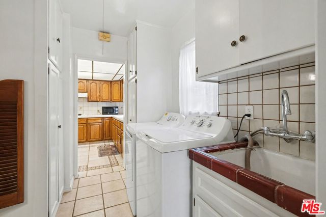 1314 Palms Boulevard, Venice CA: https://media.crmls.org/mediaz/1dbdc166-3ab8-4377-8776-004e0422d707.jpg