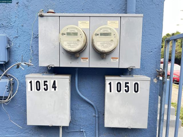 1050 37Th St, Oakland CA: https://media.crmls.org/mediaz/1dbe76b4-c47a-4174-b7f3-015f5e314d59.jpg