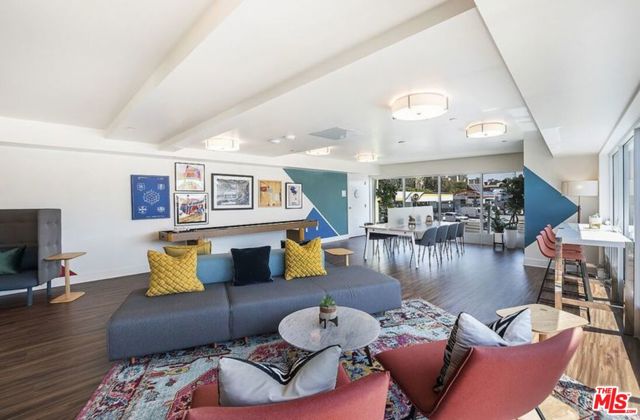521 W Colorado Street, Glendale CA: https://media.crmls.org/mediaz/1dbf3606-8c2b-4b11-bca5-fab89b269e0f.jpg