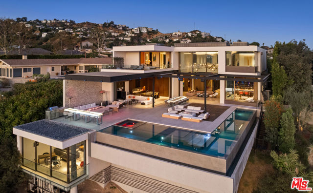 1305 Collingwood Place, Los Angeles CA: https://media.crmls.org/mediaz/1dbfd647-718b-4e98-8177-77ca6ff0ffe9.jpg