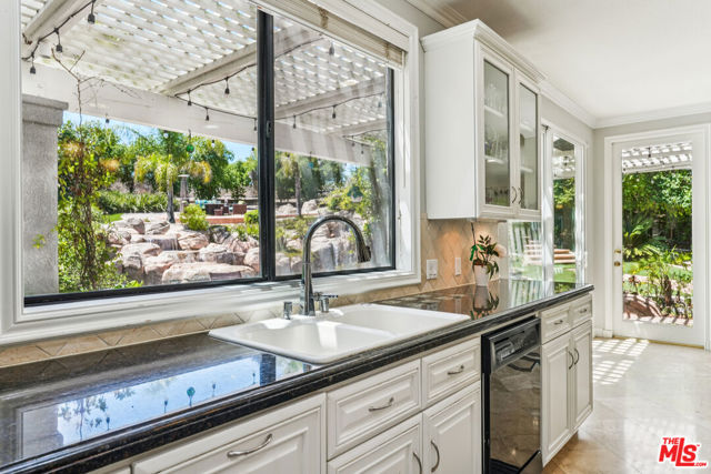 2084 Hopewell Court, Thousand Oaks CA: https://media.crmls.org/mediaz/1dc11cac-4ef8-4cb7-88ca-432159970190.jpg
