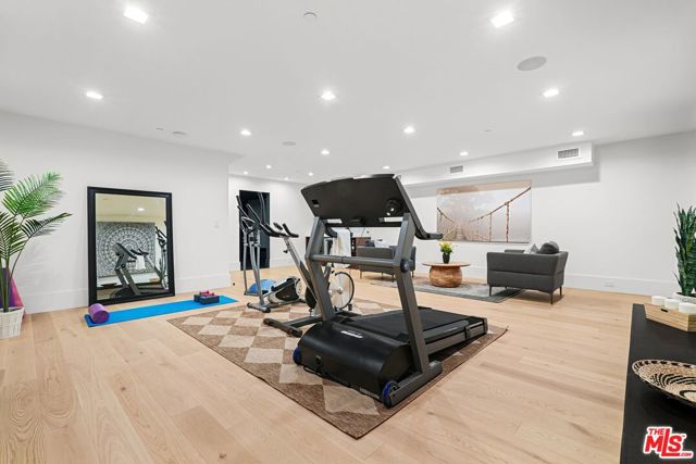 4153 Vantage Avenue, Studio City CA: https://media.crmls.org/mediaz/1dc11e37-8d2f-45dd-b0da-a068784df073.jpg