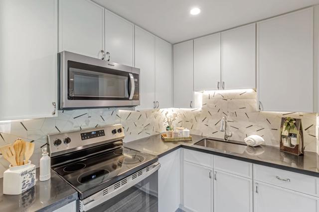 3119 Oak Knoll Drive, Redwood City CA: https://media.crmls.org/mediaz/1dc17737-fefd-45b5-b03a-52544fdf47a2.jpg