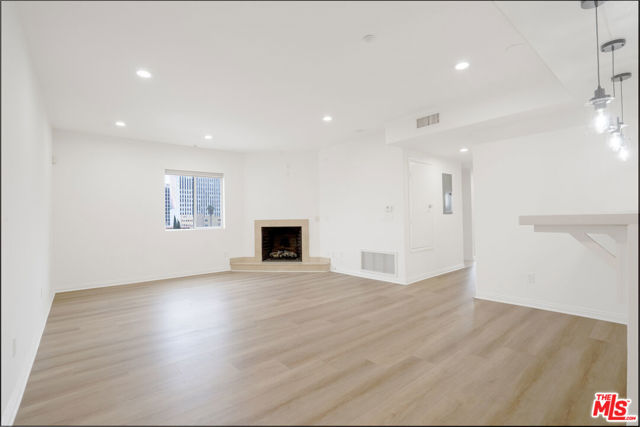 733 S Manhattan Place, Los Angeles CA: https://media.crmls.org/mediaz/1dc17a10-d180-4b2c-9ff4-cd436cccdae2.jpg